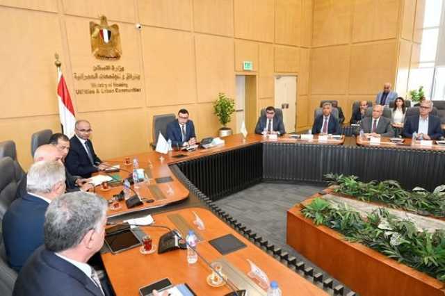 وزير الإسكان يتابع موقف مشروعات المرافق وتوطين الصناعة