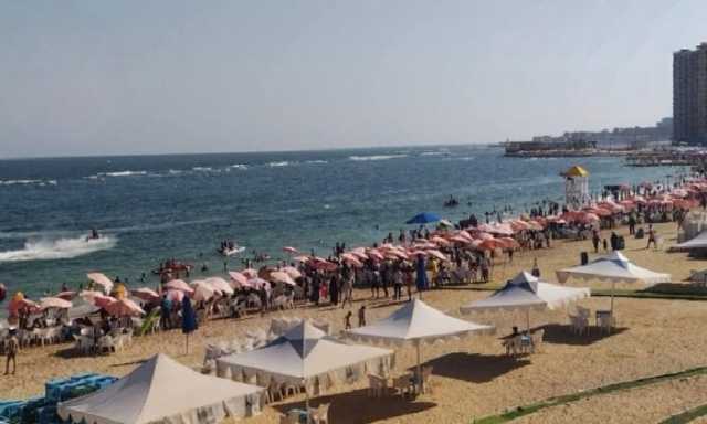 وسط أجواء مبهجة.. شواطئ الإسكندرية تستقبل زوارها في رابع أيام عيد الأضحى المبارك