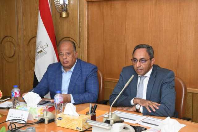 محافظ قنا يُناقش تراخيص المحال التجارية ويوجّه بسرعة الحصر وإنشاء قاعدة بيانات موحدة