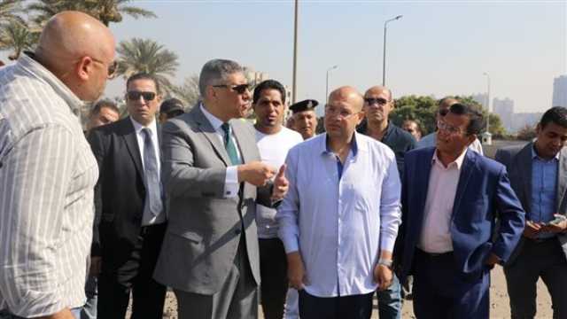 محافظ الجيزة يتفقد كوبري مزلقان أبو النمرس وطريق جسر المنوات