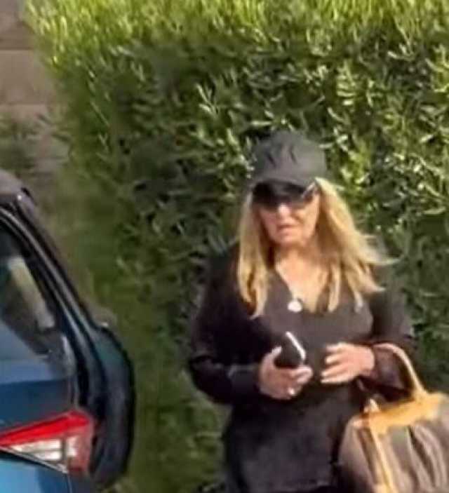 نادية الجندي أول الحاضرين لتشييع جنازة الفنانة سميحة أيوب | فيديو