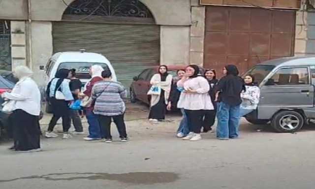 وسط حالة من القلق.. أولياء الأمور يترقبون خروج الطلاب في لجان الإسكندرية