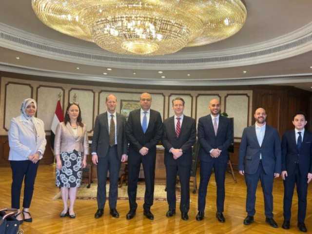وزير الطيران المدني يجتمع مع مسئولي البنك الأوروبي لإعادة الإعمار والتنمية