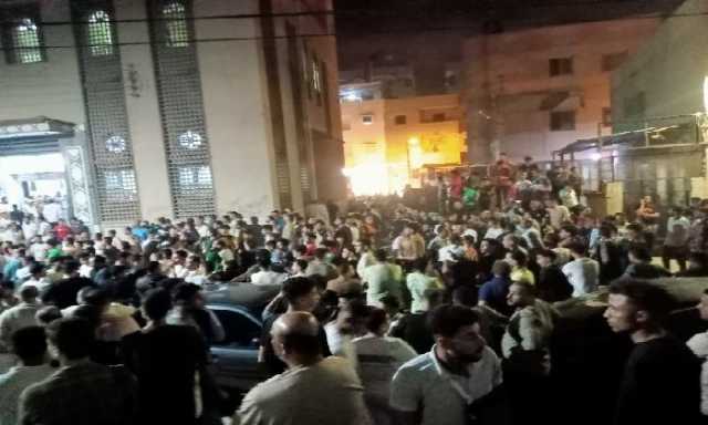 أهالي إدكو يؤدون صلاة الجنازة على جثمان الشاب «أحمد المسلماني» ضحية الغدر بالبحيرة