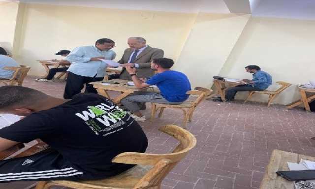 رئيس جامعة أسوان يتفقد امتحانات كلية هندسة الطاقة