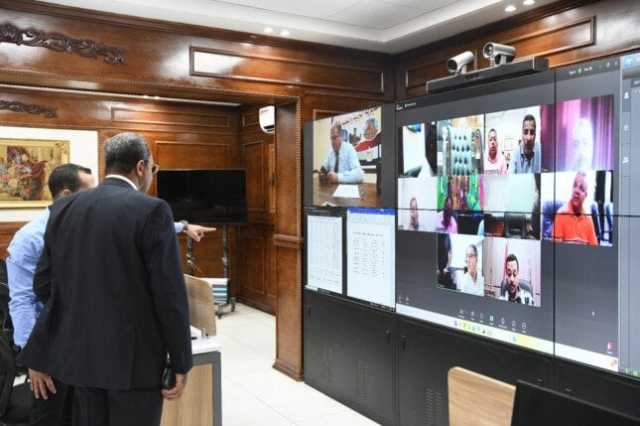 محافظ قنا يتابع سير امتحانات الثانوية العامة من مركز سيطرة الشبكة الوطنية للطوارئ والسلامة