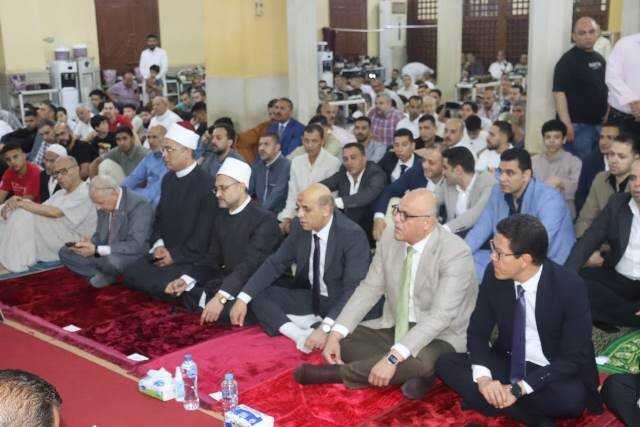 محافظ القليوبية يؤدي صلاة عيد الأضحى بمسجد ناصر بمدينة بنها