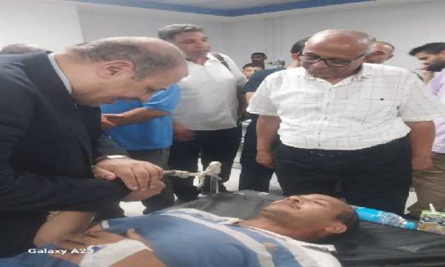 مدير تعليم قنا يطمئن على صحة الملاحظين المصابين في حادث تصادم بطريق لجان الثانوية العامة