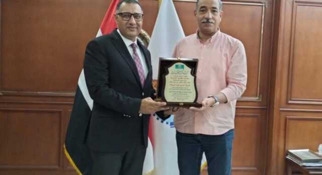 رئيس مدينة الغردقة يكرم مدير جهاز تنمية المشروعات لجهوده المتميزة