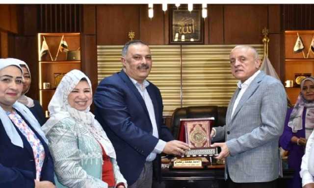 محافظ الأقصر يتفقد أسطول السيارات الجديدة ويفتتح ورشة تصنيع ملابس السلامة المهنية