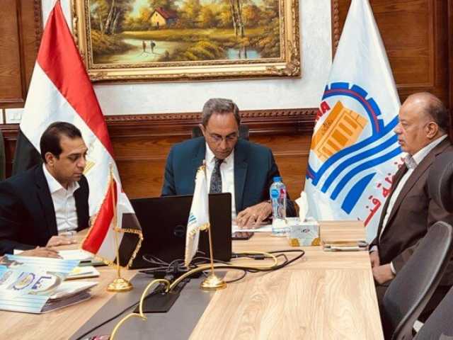 عبر الفيديو كونفرانس.. محافظ قنا يتابع ملفات تقنين أراضي الدولة ومخالفات البناء