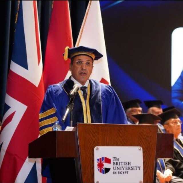 الحكومة البريطانية تعلن حصول رئيس الجامعة البريطانية في مصر على وسام شرف ملكي