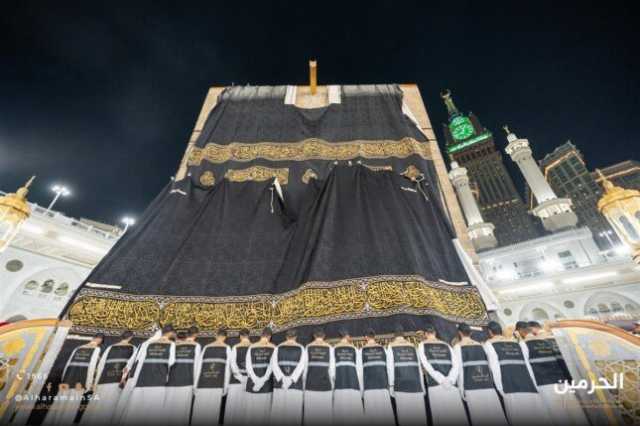 عام هجري جديد.. مشاهد توثق تثبيت كسوة الكعبة على الجهات ‏الأربع ‏(صور)