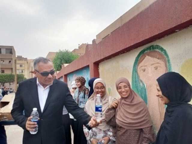 مدير تعليم العبور يخفف حر الصيف على طلاب الثانوية العامة بالمياه المثلجة