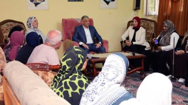 محافظ الإسماعيلية يشارك نزلاء قصر ضيافة كبار السن احتفالهم بالعيد