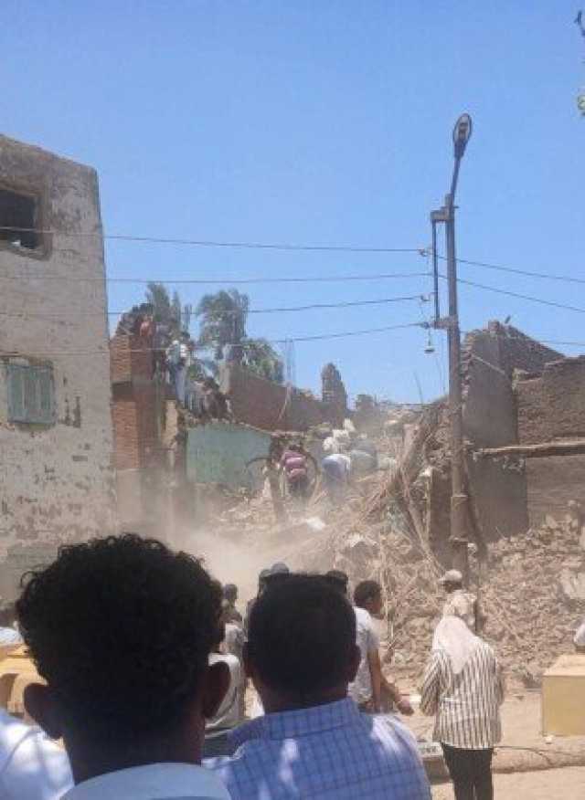 عاجل| انهيار منزل في قنا.. احتجاز فتاة تحت الأنقاض والمحافظ يباشر جهود الإنقاذ