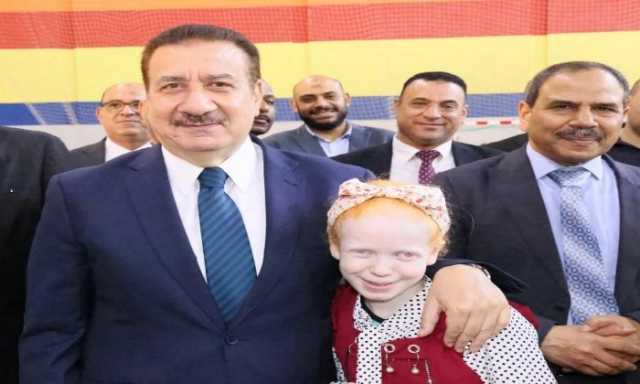 محافظ المنوفية يسلم مساعدات مالية ومواد غذائية وكراسي متحركة لــ 150حالة إنسانية