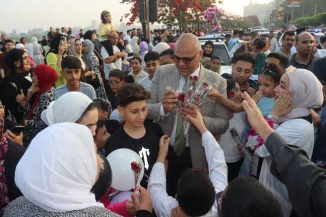 محافظ القليوبية ورئيس جامعة بنها يوزعان الورود على المواطنين احتفالا بعيد الأضحي