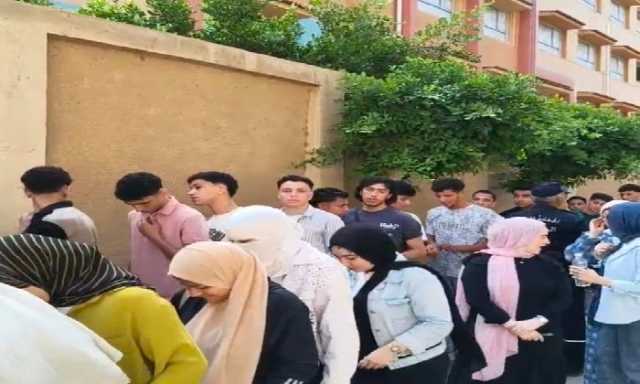 وسط إجراءات مشددة.. توافد طلاب الثانوية العامة بالإسكندرية لأداء امتحان اللغة الأجنبية الثانية