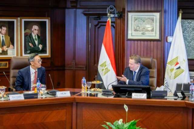 محافظ المركزي يبحث مع رئيس البنك الصناعي والتجاري الصيني سبل التعاون المشترك