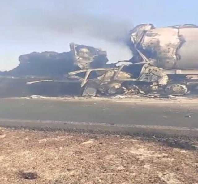 بالصور.. تصادم مروع بين سيارة محملة بـ «السولار» وأخرى نقل على طريق الواحات