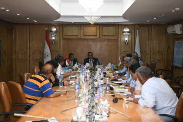 محافظ قنا يتابع ملفات التقنين والتصالح والتغيرات المكانية