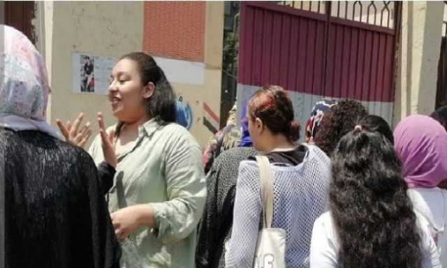 ارتياح بين طلاب الثانوية العامة بأسوان بعد أول امتحان.. و3 أسئلة للمتفوقين