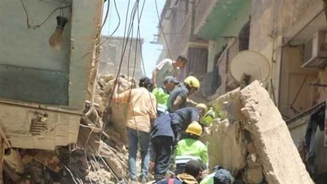 بعد ساعات من استخراجها.. مصرع طفلة في حادث انهيار عقارين بحدائق القبة
