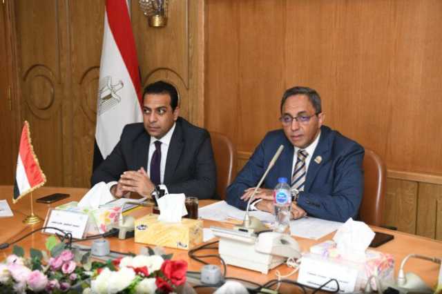 محافظ قنا يناقش تحديات القطاع الصحي ويضع آليات للنهوض بالخدمات الطبية