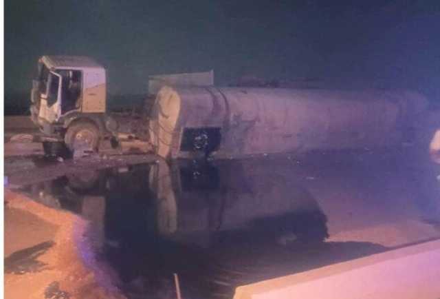 انقلاب سيارة مواد بترولية بطريق السويس ونجاة السائق