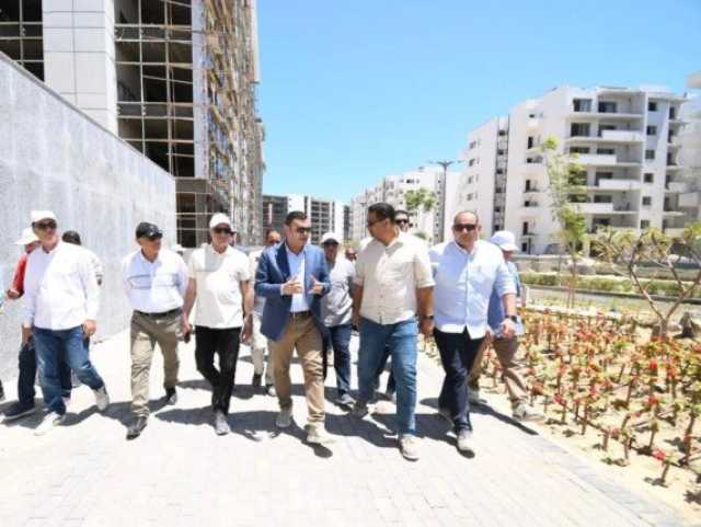 وزير الإسكان يتفقد كومباوند مزارين والحي اللاتيني بالعلمين الجديدة
