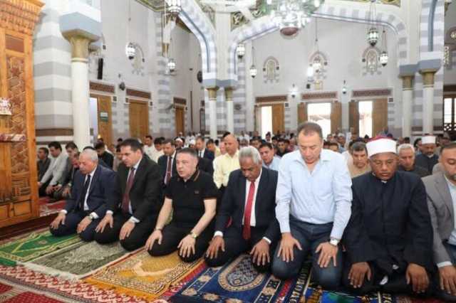 محافظ البحر الأحمر يؤدي صلاة العيد بمسجد عبد المنعم رياض وسط جموع المواطنين