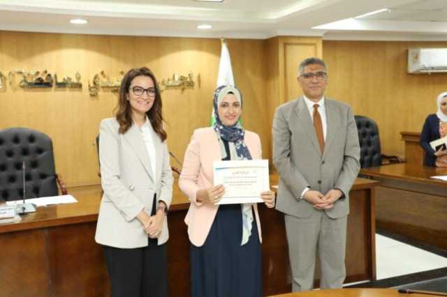 محافظ الجيزة يسلّم شهادات محو الأمية لـ 18 من العاملين بالمنطقة الأثرية بالهرم