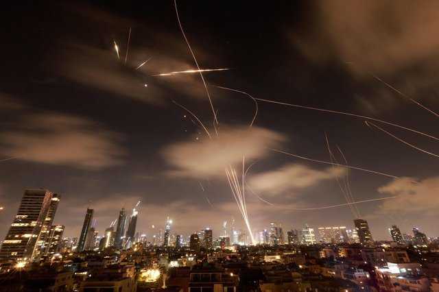 سقوط صواريخ إيرانية في مواقع بمنطقة وسط إسرائيل