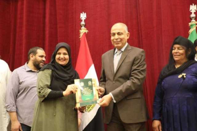 محافظ المنيا يسلم 328 عقد تقنين أراضي لتعزيز الاستقرار العمراني وتخفيف الأعباء عن المواطنين