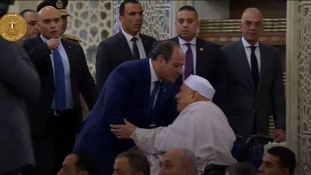 الرئيس السيسي يقبل رأس الدكتور أحمد عمر هاشم خلال أداء صلاة عيد الأضحى