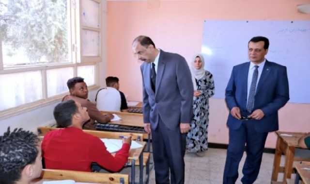 محافظ سوهاج يتفقد سير امتحانات الدبلومات الفنية والشهادة الإعدادية