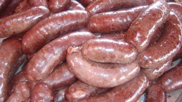 «خطوة بخطوة».. طريقة عمل السجق في المنزل