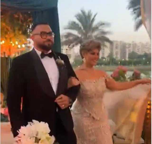 على غير المعتاد بحفلات الزفاف.. «مفيدة شيحة» تسلم العريس لابنتها