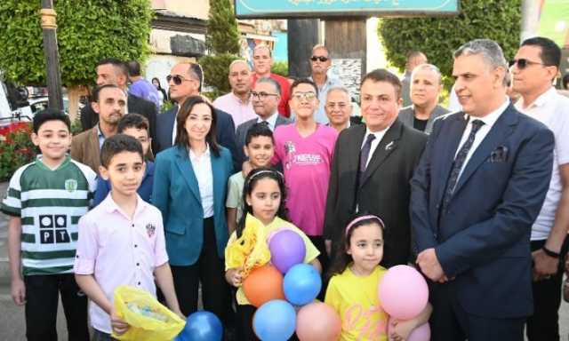 محافظ البحيرة تُشارك المواطنين فرحة العيد وتوزع الهدايا على الأطفال