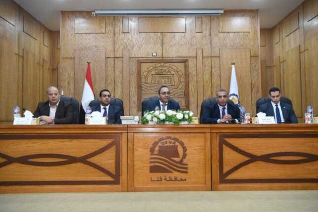 محافظ قنا ورئيس هيئة الرقابة الإدارية بقنا يعقدان اجتماعًا موسعًا مع إدارات المراجعة والحوكمة