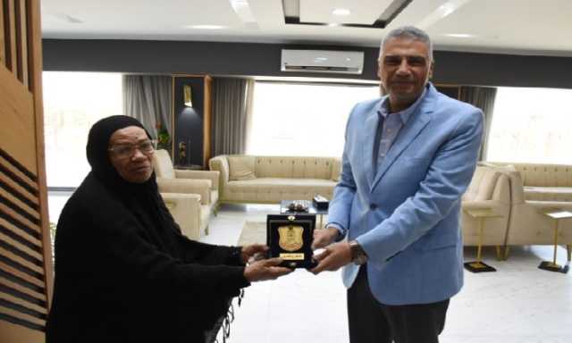 فى لمسة وفاء.. محافظ أسوان يكرم «قاهرة الأمية» فاطمة على ويمنحها درع المحافظة