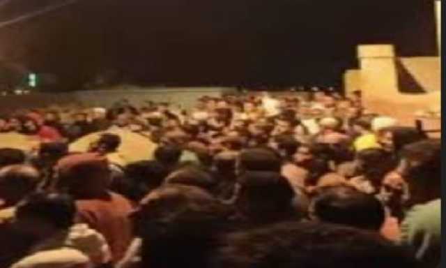 المئات يشيّعون جثامين 3 مزارعين لقوا مصرعهم اختناقًا داخل غرفة صرف صحي في الفيوم
