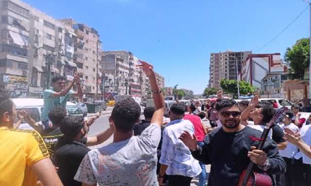 بالطبل و الرقص.. فرحة طلاب الثانوية العامة في الإسكندرية بإنهاء و سهولة الامتحانات