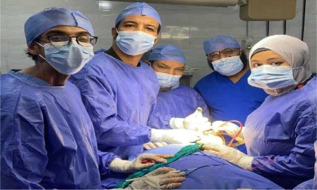 استئصال ورم معقد من وجه شابة بمستشفى قنا
