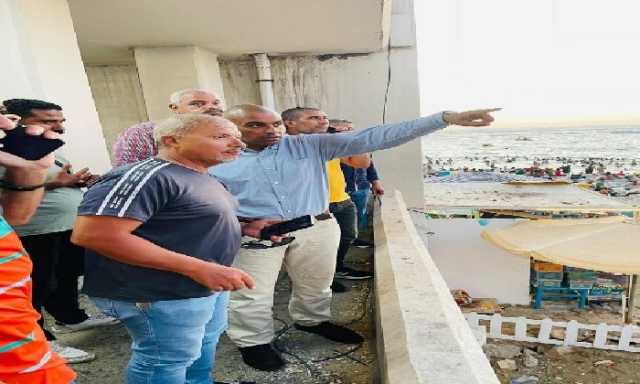 رئيس مصايف الإسكندرية في جولة تفقدية للتأكيد على إخلاء البحر بعد المواعيد الرسمية