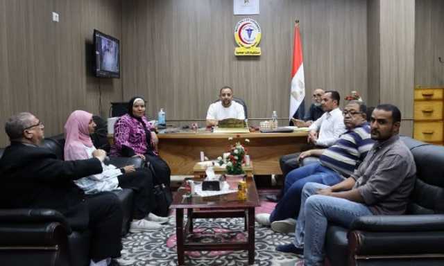 مستشفيات قنا الجامعية تبحث آليات حوكمة وضبط جودة التقارير الطبية لحماية حقوق المرضى