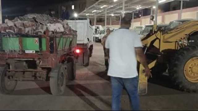 ضبط جرار ولودر خلال إلقاء مخلفات هدم بطريق عام في المنوفية