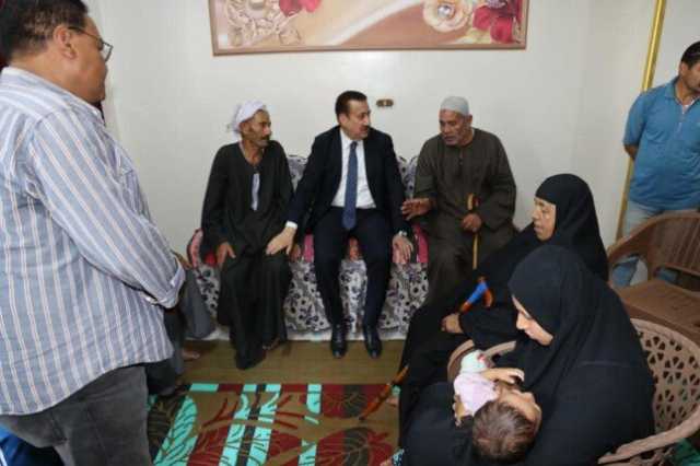 محافظ المنوفية يعزي أسرة سائق التوك توك ضحية الطقس السيئ بمنزله بكمشيش