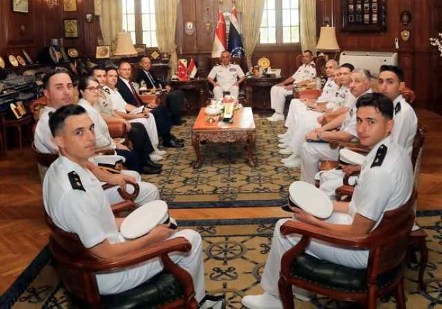 القوات البحرية تستقبل وفدًا من الكلية البحرية التركية لبحث التعاون العسكري